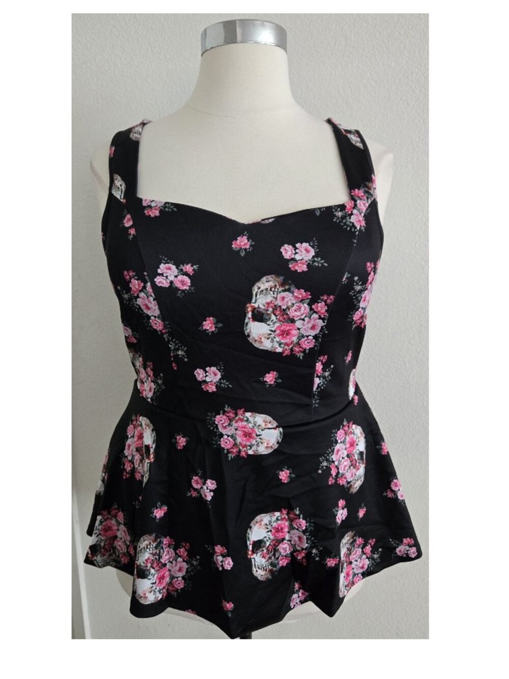 Torrid 0X XL Black Skull Rose sweetheart peplum top NWOT